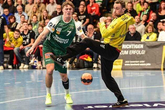Frisch Auf Göppingen MT Melsungen Göppingen, 27 12 2024 Victor Klöve Frisch Auf Göppingen 7 fails against Adam Morawski MT Melsungen 1 Göppingen, 27 12 2024 17 Matchday of the German Handball League, Frisch Auf Göppingen MT Melsungen, EWS Arena, Göppingen Copyright: xBEAUTIFULxSPORTS Märklx