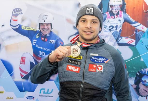 photographer FIL Michael Kristen 28 12 2024 Austrian Championships, Olympia Ice Track Innsbruck Igls, Tirol, Austria AUT , Award Ceremony, Men™s Singles, picture Jonas Müller AUT, 1st place