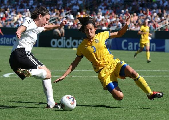 KRT SPORTS STORY SLUGGED: WORLDCUP KRT PHOTOGRAPH BY LIONEL HAHN ABACA PRESS (October 12) CARSON, CA -- Germany s Birgit Prinz, left, battles with Sweden s Jane Toernqvist for control of the ball as Germany beats Sweden 2-1 at the 2003 Women Soccer Final in Carson, California, on Sunday October 12, 2003. (mvw) 2003 CARSON CA USA EDITORIAL USE ONLY Copyright: xx KRT LIONELxHAHNx krtphotoslive102132