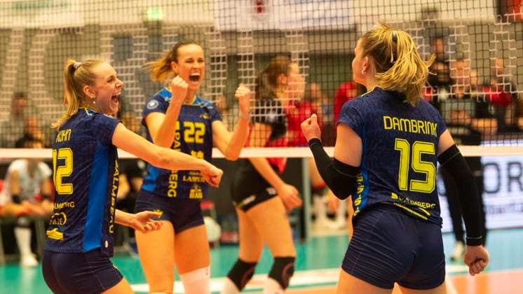 28 12 2024, Volleyball, Women, VBL, 1 VBL, 1 Volleyball Bundesliga, 13 Matchday, Dresdner SC SSC Palmberg Schwerin Hannah Kohn SSC Palmberg Schwerin, left, Jaelyn Keene SSC Palmberg Schwerin, center and Elles Dambrink SSC Palmberg Schwerin, right cheer Dresden Margon Arena Saxony Germany