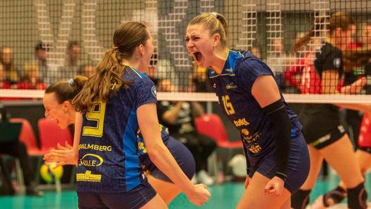 28 12 2024, Volleyball, Women, VBL, 1 VBL, 1 Volleyball Bundesliga, 13 Matchday, Dresdner SC SSC Palmberg Schwerin Leana Grozer SSC Palmberg Schwerin, left and Elles Dambrink SSC Palmberg Schwerin, right cheer Dresden Margon Arena Saxony Germany