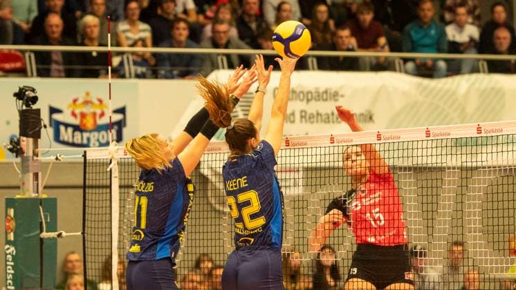28 12 2024, Volleyball, Women, VBL, 1 VBL, 1 Volleyball Bundesliga, Matchday 13, Dresdner SC SSC Palmberg Schwerin Marta Kamelija Levinska Dresdner SC, right against Anne Hölzig SSC Palmberg Schwerin, left and Jaelyn Keene SSC Palmberg Schwerin, center Dresden Margon Arena Saxony Germany