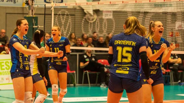 28 12 2024, Volleyball, Women, VBL, 1 VBL, 1 Volleyball Bundesliga, 13 Matchday, Dresdner SC SSC Palmberg Schwerin The players of SSC Palmberg Schwerin cheer Dresden Margon Arena Saxony Germany