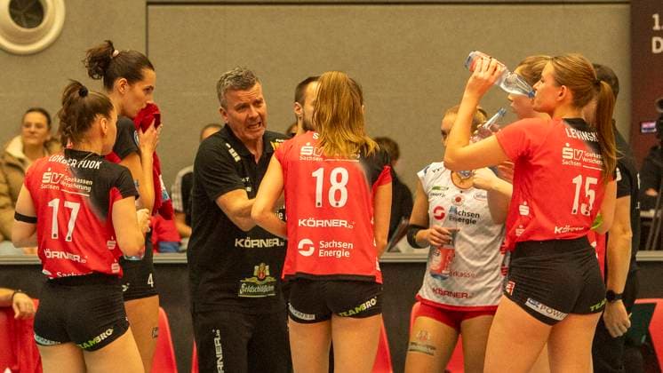 28 12 2024, Volleyball, Women, VBL, 1 VBL, 1 Volleyball Bundesliga, 13 Matchday, Dresdner SC SSC Palmberg Schwerin Coach Alexander Waibl Dresdner SC, 4 li gives tactical advice to his players Dresden Margon Arena Saxony Germany