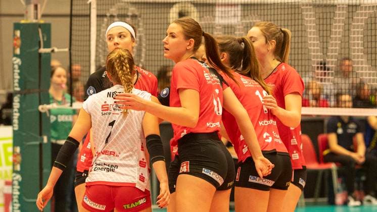 28 12 2024, Volleyball, Women, VBL, 1 VBL, 1 Volleyball Bundesliga, Matchday 13, Dresdner SC SSC Palmberg Schwerin The players of Dresdner SC clap off disappointed Dresden Margon Arena Saxony Germany