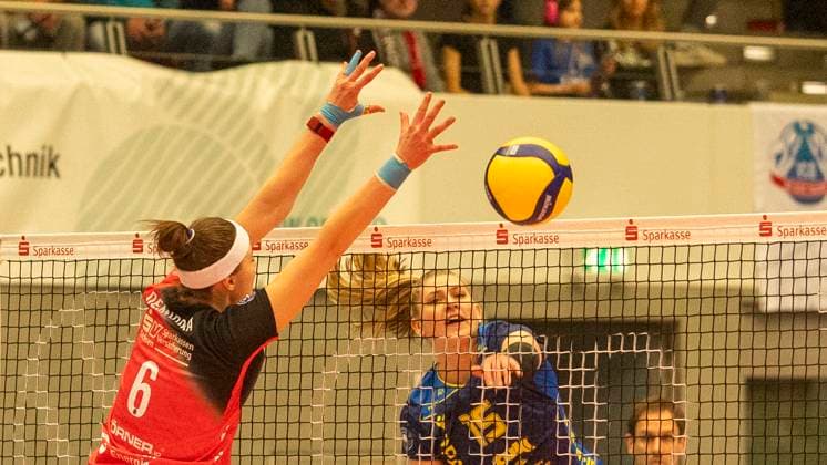 28 12 2024, Volleyball, Women, VBL, 1 VBL, 1 Volleyball Bundesliga, 13 Matchday, Dresdner SC SSC Palmberg Schwerin Victoria Demidova Dresdner SC, left against Elles Dambrink SSC Palmberg Schwerin, right Dresden Margon Arena Saxony Germany