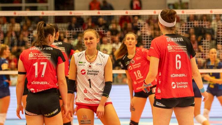 28 12 2024, Volleyball, Women, VBL, 1 VBL, 1 Volleyball Bundesliga, Matchday 13, Dresdner SC SSC Palmberg Schwerin 0 3 The players of Dresdner SC react disappointed Dresden Margon Arena Saxony Germany