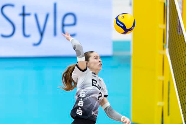 1 Volleyball Bundesliga Women Schwarz Weiss Erfurt vs VC Wiesbaden Erfurt 28 12 2024 Elizabeth Sandbothe 2 Schwarz Weiss Erfurt 1 Volleyball Bundesliga Women Schwarz Weiss Erfurt vs VC Wiesbaden Riethsporthalle Erfurt 28 12 2024 Copyright: xBEAUTIFULxSPORTS Duehringx