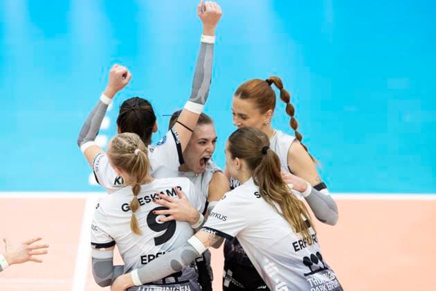 1 Volleyball Bundesliga Women Schwarz Weiss Erfurt vs VC Wiesbaden Erfurt 28 12 2024 Kira Thomsen 6 Schwarz Weiss Erfurt Center and team 1 Volleyball Bundesliga Women Schwarz Weiss Erfurt vs VC Wiesbaden Riethsporthalle Erfurt 28 12 2024 Copyright: xBEAUTIFULxSPORTS Duehringx