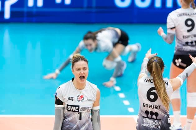 1 Volleyball Bundesliga Women Schwarz Weiss Erfurt vs VC Wiesbaden Erfurt 28 12 2024 Cheers Alina Zellin 1 Schwarz Weiss Erfurt 1 Volleyball Bundesliga Women Schwarz Weiss Erfurt vs VC Wiesbaden Riethsporthalle Erfurt 28 12 2024 Copyright: xBEAUTIFULxSPORTS Duehringx