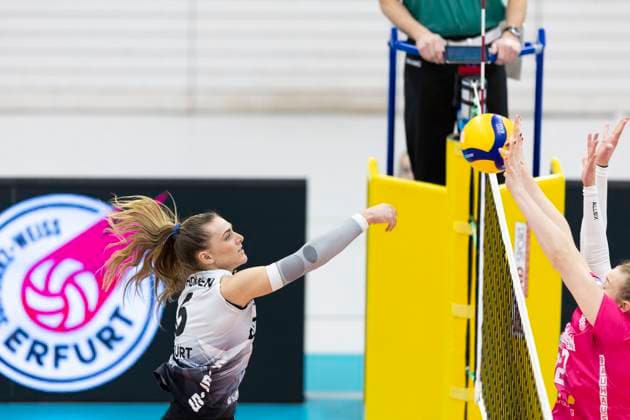 1 Volleyball Bundesliga Women Schwarz Weiss Erfurt vs VC Wiesbaden Erfurt 28 12 2024 Kira Thomsen 6 Schwarz Weiss Erfurt vs Rachel Joy Gomez 17 VC Wiesbaden in front and Ana Marija Jonjev 22 VC Wiesbaden behind 1 Volleyball Bundesliga Women Schwarz Weiss Erfurt vs VC Wiesbaden Riethsporthalle Erfurt 28 12 2024 Copyright: xBEAUTIFULxSPORTS Duehringx