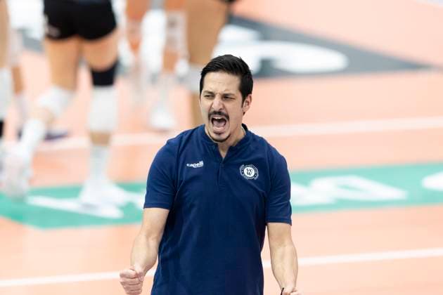 1 Volleyball Bundesliga Women Schwarz Weiss Erfurt vs VC Wiesbaden Erfurt 28 12 2024 Tigin Yaglioglu Coach VC Wiesbaden 1 Volleyball Bundesliga Women Schwarz Weiss Erfurt vs VC Wiesbaden Riethsporthalle Erfurt 28 12 2024 Copyright: xBEAUTIFULxSPORTS Duehringx