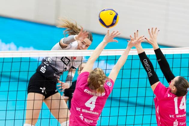 1 Volleyball Bundesliga Women Schwarz Weiss Erfurt vs VC Wiesbaden Erfurt 28 12 2024 Elizabeth Sandbothe 2 Schwarz Weiss Erfurt vs Tanja Großer 4 VC Wiesbaden and Jonna Wasserfaller 14 VC Wiesbaden 1 Volleyball Bundesliga Women Schwarz Weiss Erfurt vs VC Wiesbaden Riethsporthalle Erfurt 28 12 2024 Copyright: xBEAUTIFULxSPORTS Duehringx
