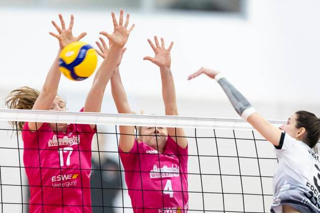 1 Volleyball Bundesliga Women Schwarz Weiss Erfurt vs VC Wiesbaden Erfurt 28 12 2024 Ana Krulj 3 Schwarz Weiss Erfurt vs Rachel Joy Gomez 17 VC Wiesbaden and Tanja Großer 4 VC Wiesbaden 1 Volleyball Bundesliga Women Schwarz Weiss Erfurt vs VC Wiesbaden Riethsporthalle Erfurt 28 12 2024 Copyright: xBEAUTIFULxSPORTS Duehringx