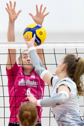 1 Volleyball Bundesliga Women Schwarz Weiss Erfurt vs VC Wiesbaden Erfurt 28 12 2024 Tanja Großer 4 VC Wiesbaden vs Pia Mohr 10 Schwarz Weiss Erfurt 1 Volleyball Bundesliga Women Schwarz Weiss Erfurt vs VC Wiesbaden Riethsporthalle Erfurt 28 12 2024 Copyright: xBEAUTIFULxSPORTS Duehringx
