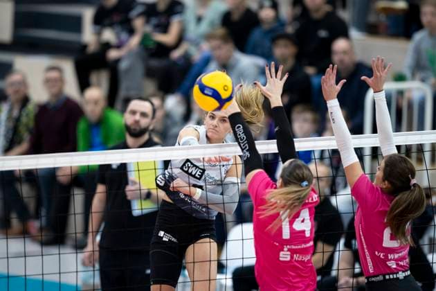 1 Volleyball Bundesliga Women Schwarz Weiss Erfurt vs VC Wiesbaden Erfurt 28 12 2024 Kira Thomsen 6 Schwarz Weiss Erfurt vs Jonna Wasserfaller 14 VC Wiesbaden and Ana Marija Jonjev 22 VC Wiesbaden 1 Volleyball Bundesliga Women Schwarz Weiss Erfurt vs VC Wiesbaden Riethsporthalle Erfurt 28 12 2024 Copyright: xBEAUTIFULxSPORTS Duehringx