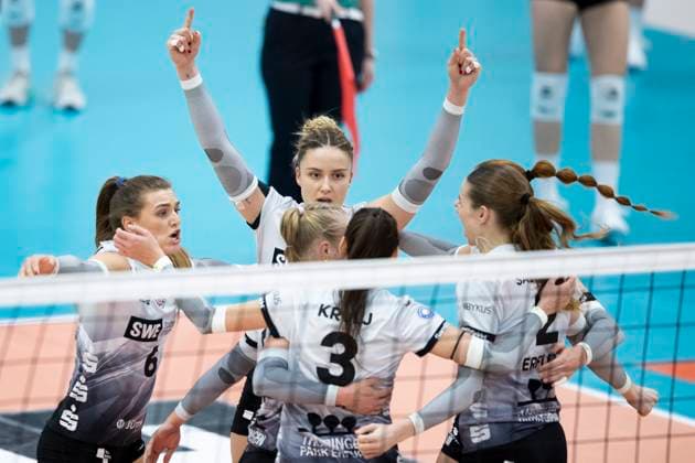 1 Volleyball Bundesliga Women Schwarz Weiss Erfurt vs VC Wiesbaden Erfurt 28 12 2024 Cheers Alina Zellin 1 Schwarz Weiss Erfurt center and team 1 Volleyball Bundesliga Women Schwarz Weiss Erfurt vs VC Wiesbaden Riethsporthalle Erfurt 28 12 2024 Copyright: xBEAUTIFULxSPORTS Duehringx