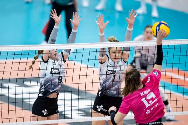 1 Volleyball Bundesliga Women Schwarz Weiss Erfurt vs VC Wiesbaden Erfurt 28 12 2024 Greta Kiss 19 VC Wiesbaden vs Antonia Greskamp 9 Schwarz Weiss Erfurt and Alina Zellin 1 Schwarz Weiss Erfurt 1 Volleyball Bundesliga Women Schwarz Weiss Erfurt vs VC Wiesbaden Riethsporthalle Erfurt 28 12 2024 Copyright: xBEAUTIFULxSPORTS Duehringx