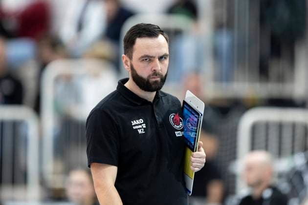 1 Volleyball Bundesliga Women Schwarz Weiss Erfurt vs VC Wiesbaden Erfurt 28 12 2024 Mateusz Zarczynski Coach Schwarz Weiss Erfurt 1 Volleyball Bundesliga Women Schwarz Weiss Erfurt vs VC Wiesbaden Riethsporthalle Erfurt 28 12 2024 Copyright: xBEAUTIFULxSPORTS Duehringx