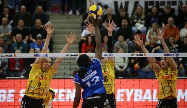 Stuttgart , Volleyball Bundesliga Women, Allianz MTV Stuttgart vs VfB Suhl , in block from left Jette Kuipers Leandra BNegri Julia de Paula Viana Suhl , in attack Krystal Rivers Stgt