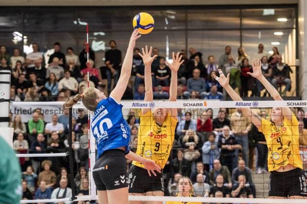 Jolien Knollema Allianz MTV Stuttgart, 10 vs Anna Artyshuk VfB Suhl LOTTO Thueringen, 09 and Roosa Laakkonen VfB Suhl LOTTO Thueringen, 04 GER, Allianz MTV Stuttgart VfB Suhl LOTTO Thueringen, Volleyball Bundesliga, VBL, Season 2024 2025, 28 12 2024 GER, Allianz MTV Stuttgart VfB Suhl LOTTO Thueringen, Volleyball Bundesliga, VBL, Season 2024 2025, 28 12 2024 Stuttgart Copyright: xSandyxDinkelackerx EP_SDR