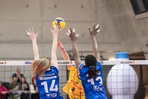 Kelsey Veltman Allianz MTV Stuttgart, 14 and Krystal Rivers Allianz MTV Stuttgart, 13 vs Jette Kuipers VfB Suhl LOTTO Thueringen, 08 GER, Allianz MTV Stuttgart VfB Suhl LOTTO Thueringen, Volleyball Bundesliga, VBL, Season 2024 2025, 28 12 2024 GER, Allianz MTV Stuttgart VfB Suhl LOTTO Thueringen, Volleyball Bundesliga, VBL, Season 2024 2025, 28 12 2024 Stuttgart Copyright: xSandyxDinkelackerx EP_SDR