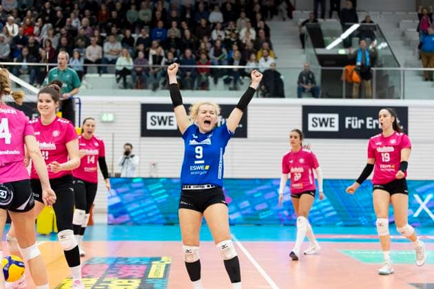 1 Volleyball Bundesliga Women Schwarz Weiss Erfurt vs VC Wiesbaden Erfurt 28 12 2024 Rene Sain 9 VC Wiesbaden and team 1 Volleyball Bundesliga Women Schwarz Weiss Erfurt vs VC Wiesbaden Riethsporthalle Erfurt 28 12 2024 Copyright: xBEAUTIFULxSPORTS Duehringx