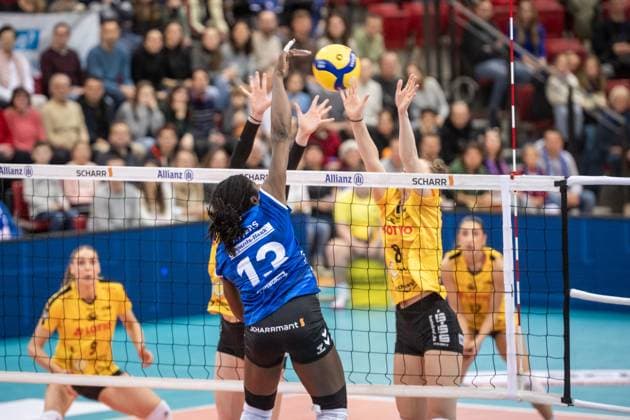 Krystal Rivers Allianz MTV Stuttgart, 13 vs Jette Kuipers VfB Suhl LOTTO Thueringen, 08 GER, Allianz MTV Stuttgart VfB Suhl LOTTO Thueringen, Volleyball Bundesliga, VBL, Season 2024 2025, 28 12 2024 GER, Allianz MTV Stuttgart VfB Suhl LOTTO Thueringen, Volleyball Bundesliga, VBL, Season 2024 2025, 28 12 2024 Stuttgart Copyright: xSandyxDinkelackerx EP_SDR