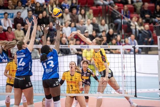 Jette Kuipers VfB Suhl LOTTO Thueringen, 08 vs Kelsey Veltman Allianz MTV Stuttgart, 14 and Krystal Rivers Allianz MTV Stuttgart, 13 GER, Allianz MTV Stuttgart VfB Suhl LOTTO Thueringen, Volleyball Bundesliga, VBL, Season 2024 2025, 28 12 2024 GER, Allianz MTV Stuttgart VfB Suhl LOTTO Thueringen, Volleyball Bundesliga, VBL, Season 2024 2025, 28 12 2024 Stuttgart Copyright: xSandyxDinkelackerx EP_SDR