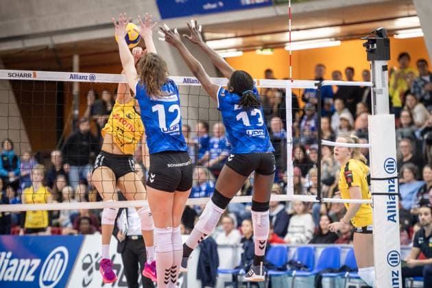 Julia De Paula Viana VfB Suhl LOTTO Thueringen, 17 vs Lucia Varela Gomez Allianz MTV Stuttgart, 12 and Krystal Rivers Allianz MTV Stuttgart, 13 GER, Allianz MTV Stuttgart VfB Suhl LOTTO Thueringen, Volleyball Bundesliga, VBL, 2024 2025 season, 28 12 2024 GER, Allianz MTV Stuttgart VfB Suhl LOTTO Thueringen, Volleyball Bundesliga, VBL, 2024 2025 season, 28 12 2024 Stuttgart Copyright: xSandyxDinkelackerx EP_SDR