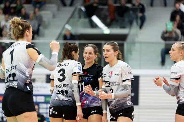 1 Volleyball Bundesliga Women Schwarz Weiss Erfurt vs VC Wiesbaden Erfurt 28 12 2024 Mia Anna Stauß 11 Schwarz Weiss Erfurt and Elizabeth Sandbothe 2 Schwarz Weiss Erfurt with team 1 Volleyball Bundesliga Women Schwarz Weiss Erfurt vs VC Wiesbaden Riethsporthalle Erfurt 28 12 2024 Copyright: xBEAUTIFULxSPORTS Duehringx