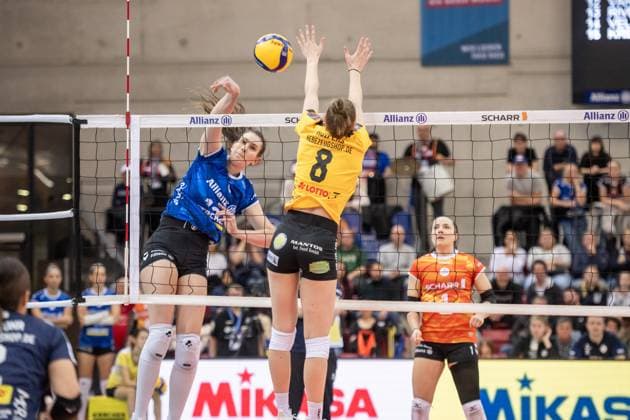 Jette Kuipers VfB Suhl LOTTO Thueringen, 08 vs Lucia Varela Gomez Allianz MTV Stuttgart, 12 GER, Allianz MTV Stuttgart VfB Suhl LOTTO Thueringen, Volleyball Bundesliga, VBL, Season 2024 2025, 28 12 2024 GER, Allianz MTV Stuttgart VfB Suhl LOTTO Thueringen, Volleyball Bundesliga, VBL, Season 2024 2025, 28 12 2024 Stuttgart Copyright: xSandyxDinkelackerx EP_SDR