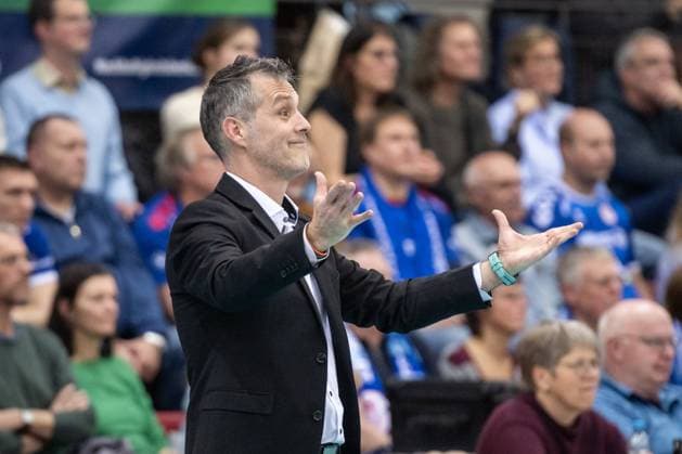 Laszlo Hollosy VfB Suhl LOTTO Thueringen, Coach critical view GER, Allianz MTV Stuttgart VfB Suhl LOTTO Thueringen, Volleyball Bundesliga, VBL, Season 2024 2025, 28 12 2024 GER, Allianz MTV Stuttgart VfB Suhl LOTTO Thueringen, Volleyball Bundesliga, VBL, Season 2024 2025, 28 12 2024 Stuttgart Copyright: xSandyxDinkelackerx EP_SDR