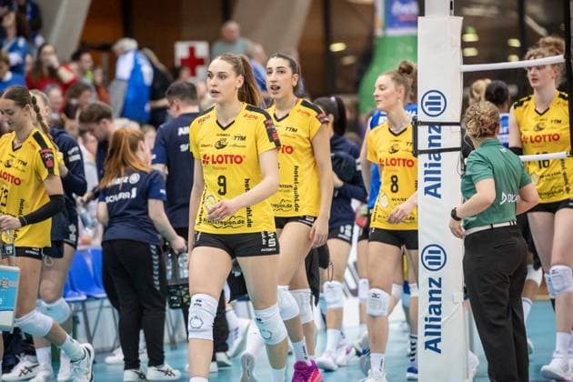 Anna Artyshuk VfB Suhl LOTTO Thueringen, 09 , vorn Enttaeuschtes Team des VfB Suhl GER, Allianz MTV Stuttgart VfB Suhl LOTTO Thueringen, Volleyball Bundesliga, VBL, Spielzeit 2024 2025, 28 12 2024 GER, Allianz MTV Stuttgart VfB Suhl LOTTO Thueringen, Volleyball Bundesliga, VBL, Spielzeit 2024 2025, 28 12 2024 Stuttgart Copyright: xSandyxDinkelackerx EP_SDR