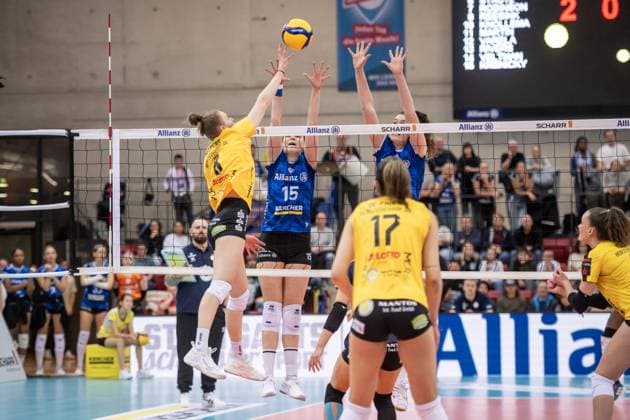 Jette Kuipers VfB Suhl LOTTO Thueringen, 08 vsCharlotte Krenicky Allianz MTV Stuttgart, 15 and Kelsey Veltman Allianz MTV Stuttgart, 14 GER, Allianz MTV Stuttgart VfB Suhl LOTTO Thueringen, Volleyball Bundesliga, VBL, 2024 2025 season, 28 12 2024 GER, Allianz MTV Stuttgart VfB Suhl LOTTO Thueringen, Volleyball Bundesliga, VBL, 2024 2025 season, 28 12 2024 Stuttgart Copyright: xSandyxDinkelackerx EP_SDR