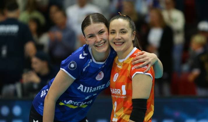 Stuttgart , Volleyball Bundesliga Women, Allianz MTV Stuttgart vs VfB Suhl , from left Charlotte krenicky Roosa Koskelo Stgt