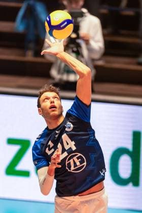Wessel Keemink 24, VFB Friedrichshafen on serve GER, VFB Friedrichshafen vs Helios Grizzyls Giesen, Volleyball, Bundesliga, Season 2024 25, Matchday 14, 28 12 2024, GER, VFB Friedrichshafen vs Helios Grizzyls Giesen, Volleyball, Bundesliga, Season 2024 25, Matchday 14, 28 12 2024 Friedrichshafen Copyright: xEibner-Pressefoto FlorianxWolfx EP_FWF