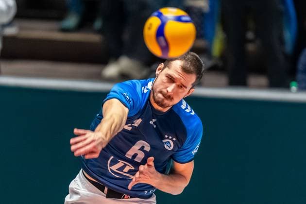 Michal Superlak 6, VFB Friedrichshafen serving GER, VFB Friedrichshafen vs Helios Grizzyls Giesen, Volleyball, Bundesliga, Saison 2024 25, Spieltag 14, 28 12 2024, GER, VFB Friedrichshafen vs Helios Grizzyls Giesen, Volleyball, Bundesliga, Saison 2024 25, Spieltag 14, 28 12 2024 Friedrichshafen Copyright: xEibner-Pressefoto FlorianxWolfx EP_FWF