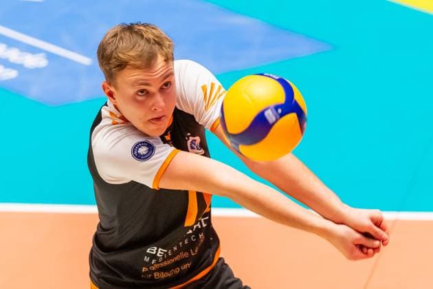 Ball reception by Lenny Graven 17, VFB Friedrichshafen GER, VFB Friedrichshafen vs Helios Grizzyls Giesen, Volleyball, Bundesliga, Season 2024 25, Matchday 14, 28 12 2024, GER, VFB Friedrichshafen vs Helios Grizzyls Giesen, Volleyball, Bundesliga, Season 2024 25, Matchday 14, 28 12 2024 Friedrichshafen Copyright: xEibner-Pressefoto FlorianxWolfx EP_FWF