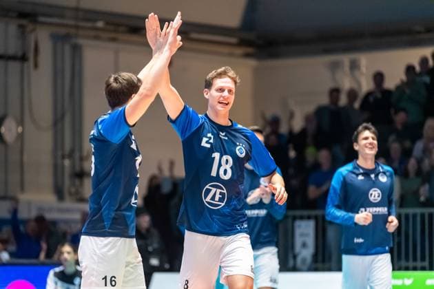 Cheers after the home win by Simon Uhrenholt 18, VFB Friedrichshafen with Simon Kohn 16, VFB Friedrichshafen GER, VFB Friedrichshafen vs Helios Grizzyls Giesen, Volleyball, Bundesliga, Saison 2024 25, Spieltag 14, 28 12 2024, GER, VFB Friedrichshafen vs Helios Grizzyls Giesen, Volleyball, Bundesliga, Saison 2024 25, Spieltag 14, 28 12 2024 Friedrichshafen Copyright: xEibner-Pressefoto FlorianxWolfx EP_FWF