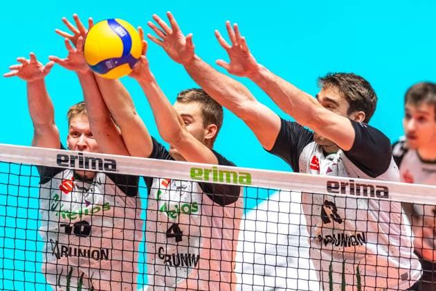 Block by Jan Roeling 10, Helios Grizzlys Giesen , Nuake Wagner 4, Helios Grizzlys Giesen and Jori Mantha 13, Helios Grizzlys Giesen GER, VFB Friedrichshafen vs Helios Grizzyls Giesen, Volleyball, Bundesliga, Saison 2024 25, Spieltag 14, 28 12 2024, GER, VFB Friedrichshafen vs Helios Grizzyls Giesen, Volleyball, Bundesliga, Saison 2024 25, Spieltag 14, 28 12 2024 Friedrichshafen Copyright: xEibner-Pressefoto FlorianxWolfx EP_FWF