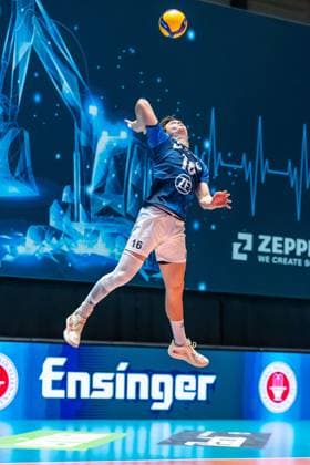 Simon Kohn 16, VFB Friedrichshafen serving GER, VFB Friedrichshafen vs Helios Grizzyls Giesen, Volleyball, Bundesliga, Saison 2024 25, Spieltag 14, 28 12 2024, GER, VFB Friedrichshafen vs Helios Grizzyls Giesen, Volleyball, Bundesliga, Saison 2024 25, Spieltag 14, 28 12 2024 Friedrichshafen Copyright: xEibner-Pressefoto FlorianxWolfx EP_FWF