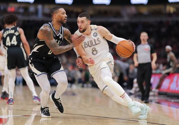 Bilder des Jahres 2024, Sport 12 Dezember Sport Themen der Woche KW52 Sport Bilder des Tages CHICAGO, IL - DECEMBER 28: Milwaukee Bucks guard Damian Lillard guards Chicago Bulls guard Zach LaVine during the first half on December 28, 2024 at the United Center in Chicago, Illinois. (Photo by Melissa Tamez Icon Sportswire) NBA, Basketball Herren, USA DEC 28 Bucks at Bulls EDITORIAL USE ONLY Icon241221806