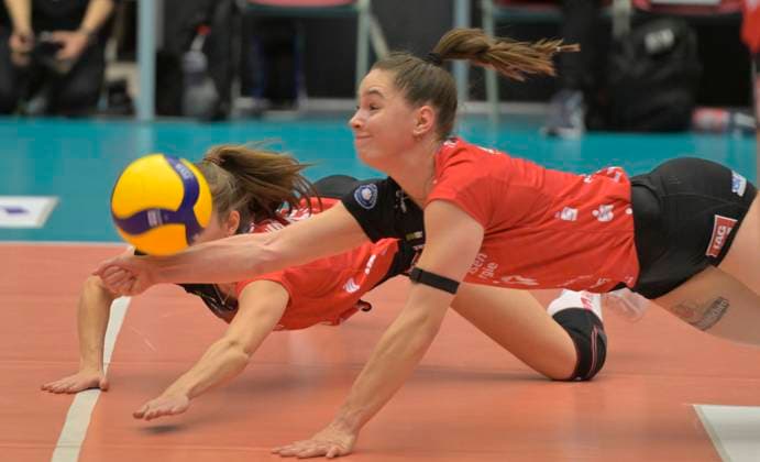 29 12 2024, Dresdens Lorena Lorber Fijok trying to receive and behind her Dresdens Sarah Straube, Volleyball, 1 Bundesliga, Dresdner SC SSC Schwerin 0 3, c Dresden