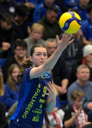 29 12 2024, Schwerins Leana Grozer serving, Volleyball, 1 Bundesliga, Dresdner SCSC Schwerin 0 3, c Dresden