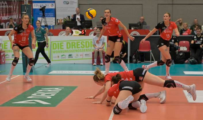 29 12 2024, Dresdens Emma Clothier falls over Dresdens Lorena Lorber Fijok, Volleyball, 1 Bundesliga, Dresdner SC SSC Schwerin 0 3, c Dresden