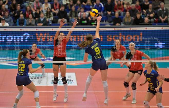 29 12 2024, Schwerins Leana Grozer overcomes Dresdens defense, Volleyball, 1 Bundesliga, Dresdner SC SSC Schwerin 0 3, c Dresden