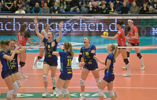 29 12 2024, Schwerins players cheer, Volleyball, 1 Bundesliga, Dresdner SC SSC Schwerin 0 3, c Dresden