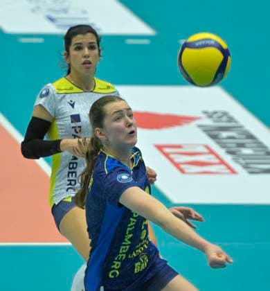 29 12 2024, Schwerins Leana Grozer receiving, back Patricia Llabres Herrera, Volleyball, 1 Bundesliga, Dresdner SC SSC Schwerin 0 3, c Dresden