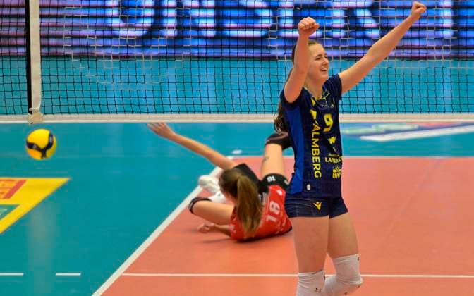 29 12 2024, Schwerins Leana Grozer cheers, behind Dresdens Sarah Straube on the ground, Volleyball, 1 Bundesliga, Dresdner SC SSC Schwerin 0 3, c Dresden